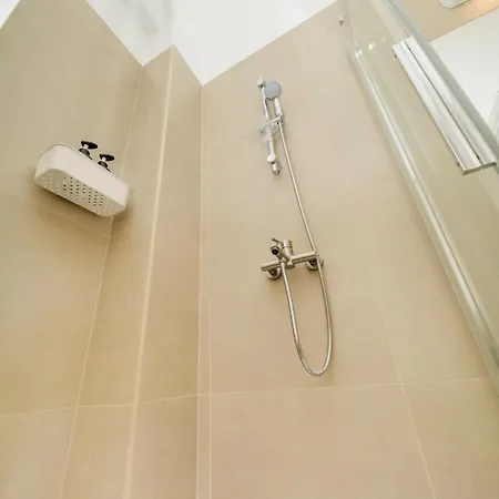 1 Bedroom Flat Next To *