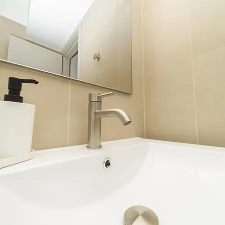1 Bedroom Flat Next To Apartment *
