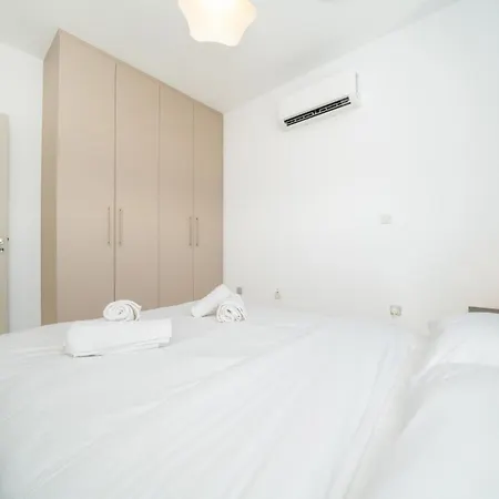 1 Bedroom Flat Next To דירה