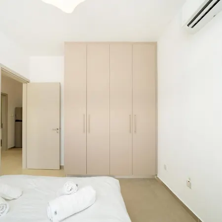 1 Bedroom Flat Next To דירה *