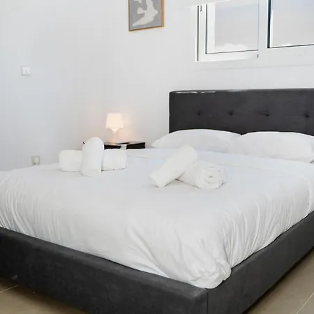 1 Bedroom Flat Next To *