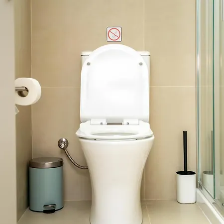 1 Bedroom Flat Next To Apartment *