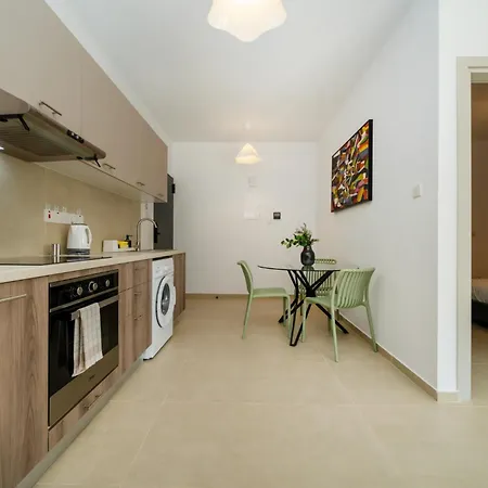 1 Bedroom Flat Next To Apartment