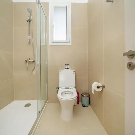 1 Bedroom Flat Next To *