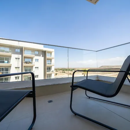 1 Bedroom Flat Next To Apartment *