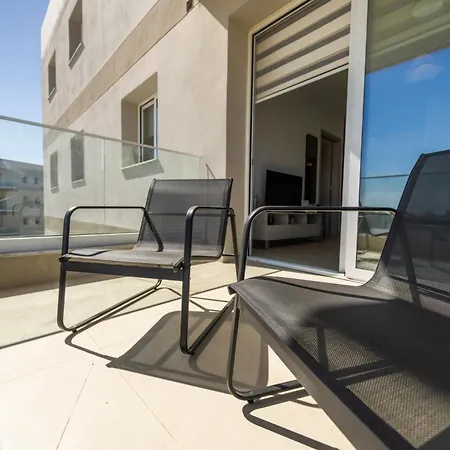 1 Bedroom Flat Next To