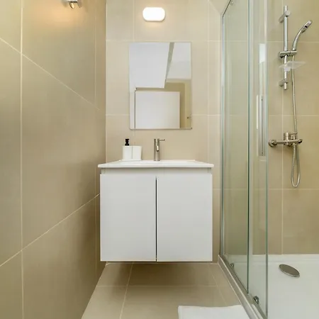 1 Bedroom Flat Next To *