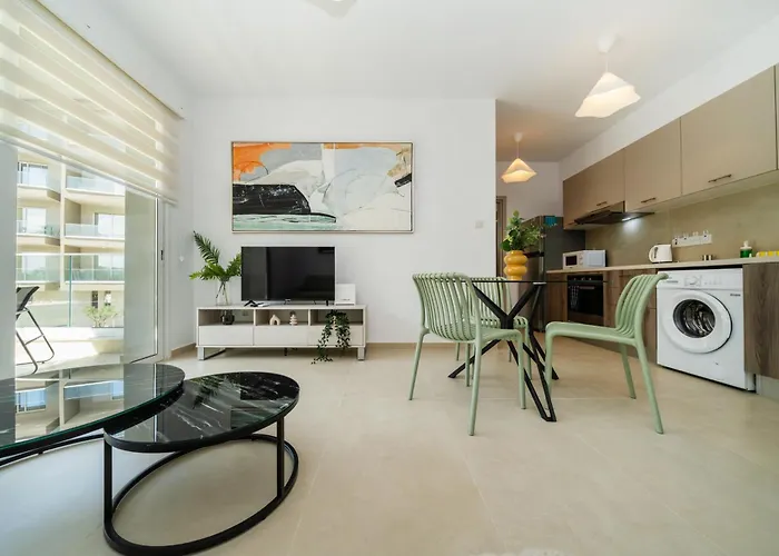 1 Bedroom Flat Next To Apartment *