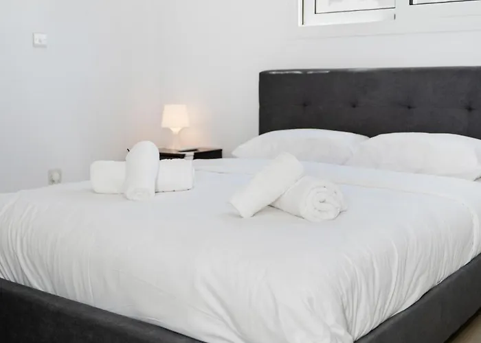 1 Bedroom Flat Next To *