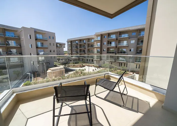 1 Bedroom Flat Next To *