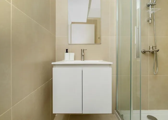 1 Bedroom Flat Next To *